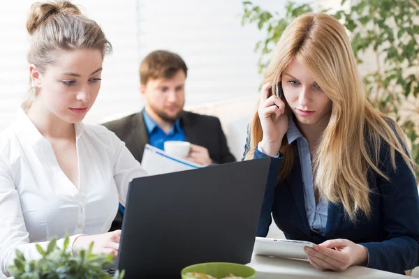 Busy businesspeople at the office — Stock Photo, Image