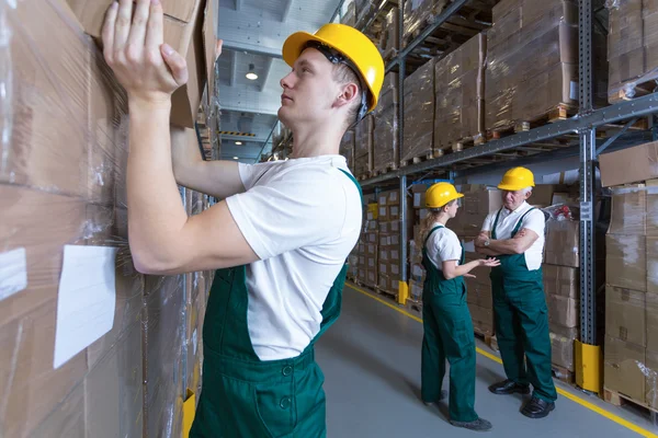 Man werkzaam in magazijn — Stockfoto