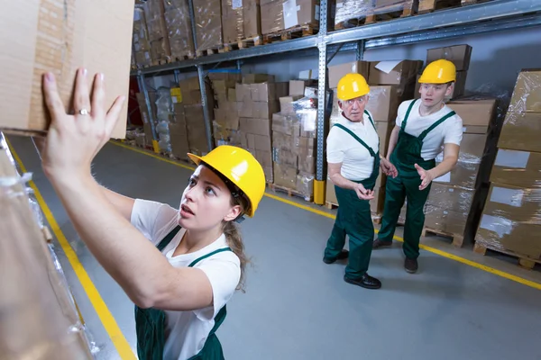 Frau in Lagerhalle — Stockfoto