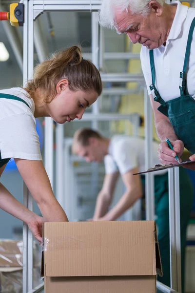 Nahaufnahme einer arbeitenden Frau — Stockfoto