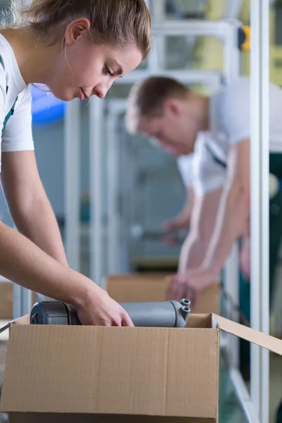 Girl packing the box — Stock Photo, Image