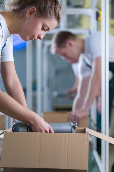 Mädchen packt die Schachtel — Stockfoto