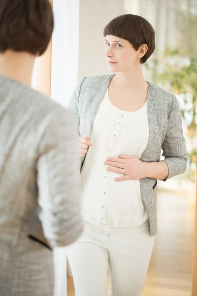 Belly under the t-shirt — Stock Photo, Image