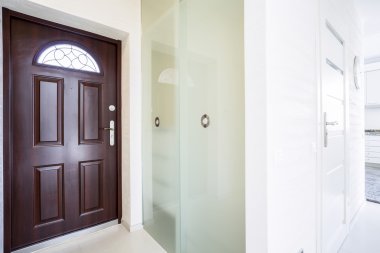 Daire içinde büyük ahşap giriş kapısı