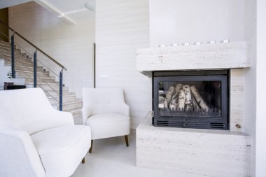 Güzel bir daire içinde şömine