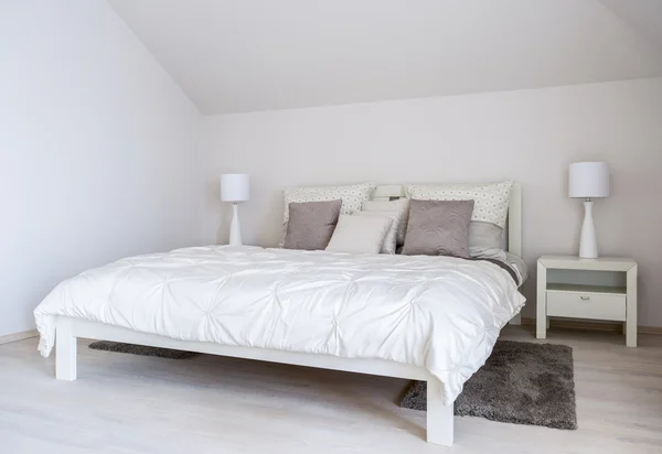 Двухспальная кровать в современной спальне — стоковое фото