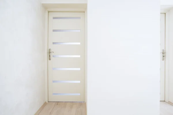 Κλειστή πόρτα σε φωτεινό διαμέρισμα — Φωτογραφία Αρχείου