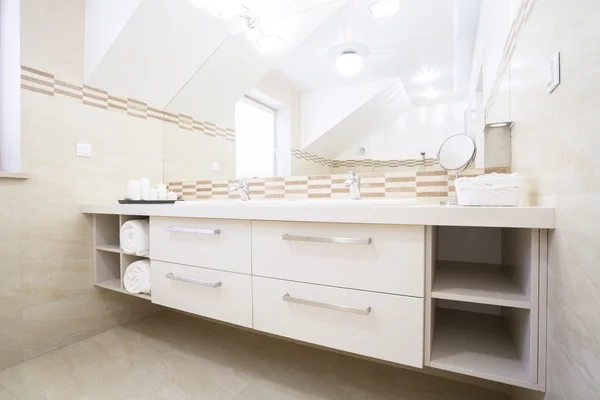 Gemütliches Badezimmer in eleganter Wohnung — Stockfoto
