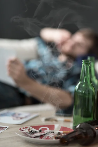 Smoldering cigarette — Stock Photo, Image