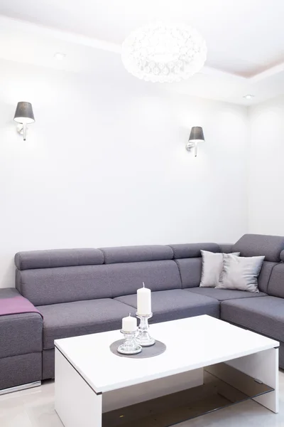 Крупним планом сірий кутовий диван — стокове фото