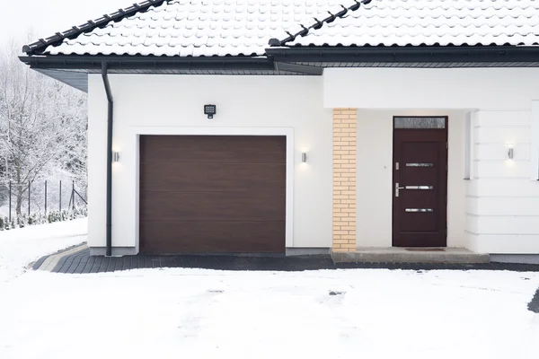 Einfamilienhaus im Winter — Stockfoto