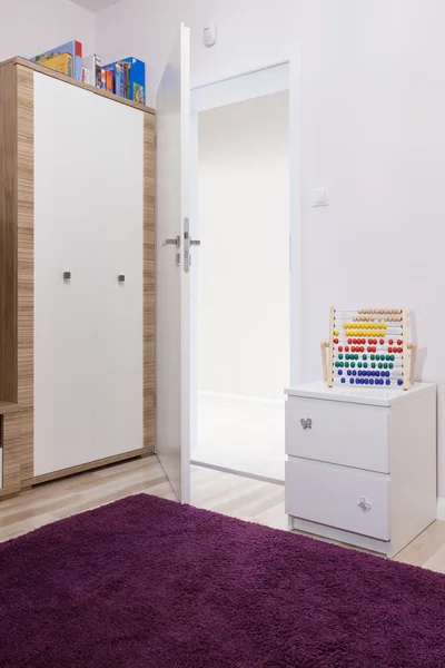 Karpet ungu lembut di kamar anak-anak — Stok Foto