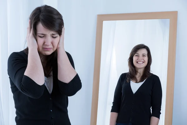 Frau und ihr Spiegelbild — Stockfoto