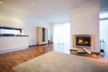 Oturma odasında yanan şömine 