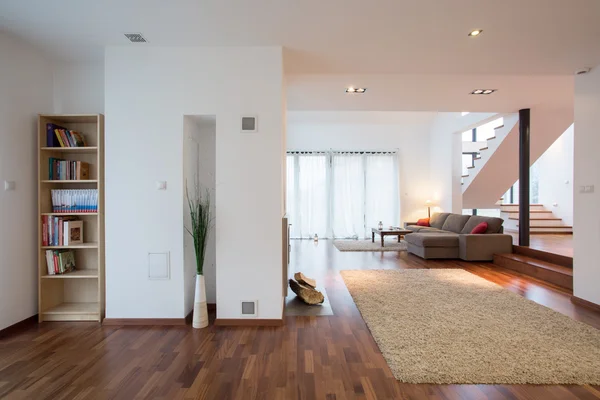 Moderne woonkamer in herenhuis — Stockfoto