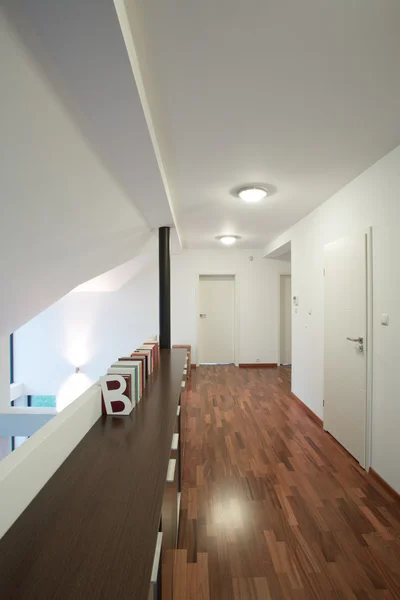 Corridoio con pareti bianche — Foto Stock