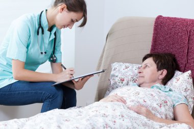 Doktor tıbbi röportaj yapıyor