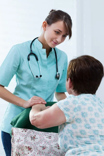 Doctor being on home visit — Stock Photo, Image