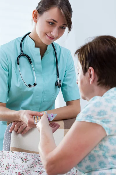 Tabletten verabreichen — Stockfoto