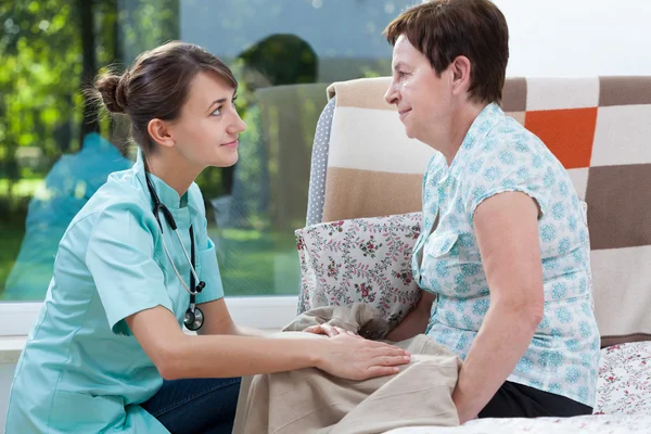 Verpleegkundige van patiënt thuis — Stockfoto