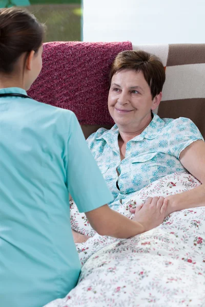 Sjuk patient i sängen — Stockfoto