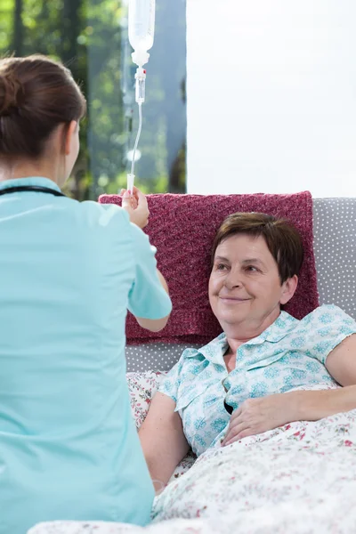 Nurse checking the drip — Stock Photo, Image