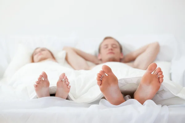 Voeten in bed — Stockfoto