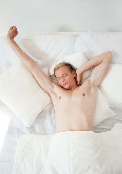 Homem acordando na cama — Fotografia de Stock