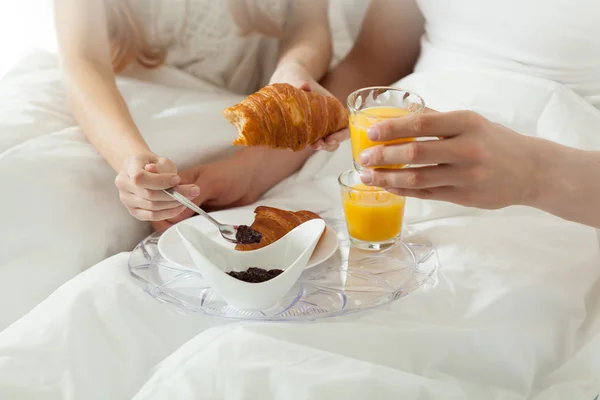 Breakfast in bed at hotel — Stock Photo, Image