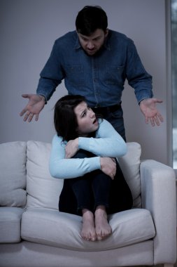 Genç kadın çileden