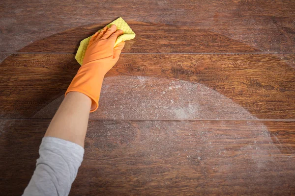 Cleaning with dishrag — Stock Photo, Image