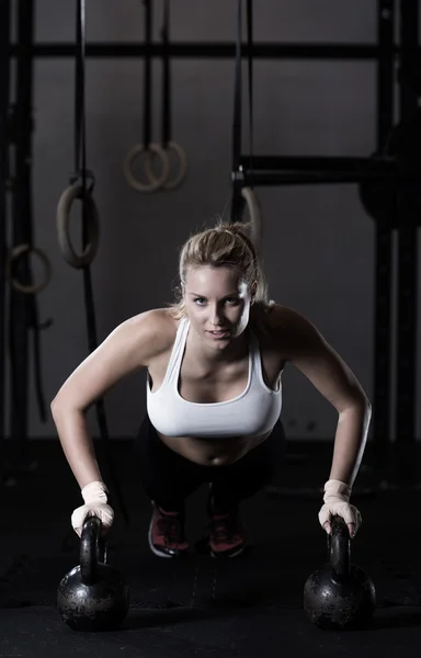 Liegestütze mit Kettlebells — Stockfoto