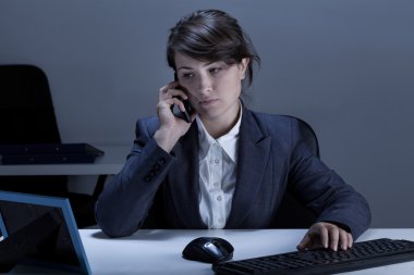 telefonda konuşurken alt