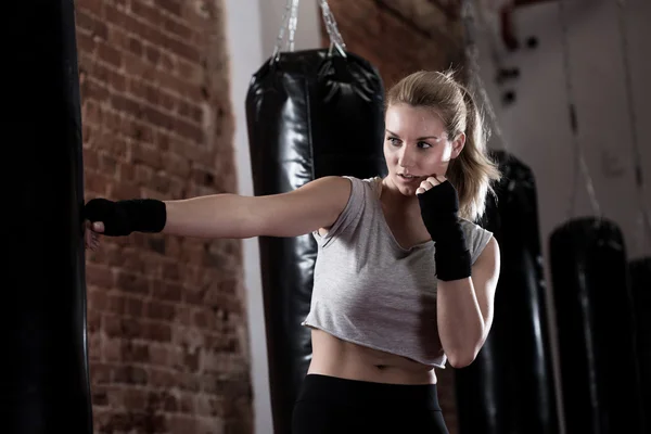 Chica entrenamiento patada boxeo —  Fotos de Stock
