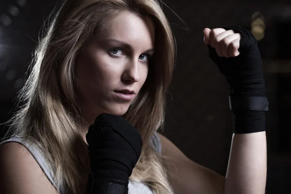 Lucha chica entrenamiento pugilismo —  Fotos de Stock