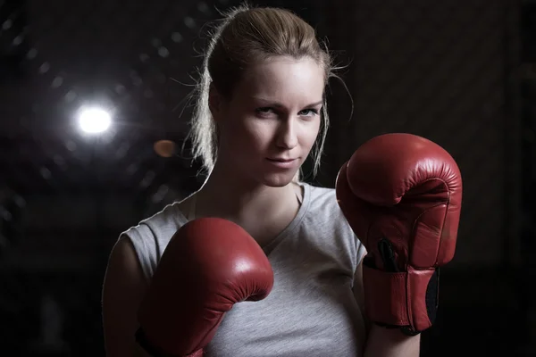 Mulher de boxe vai lutar — Fotografia de Stock