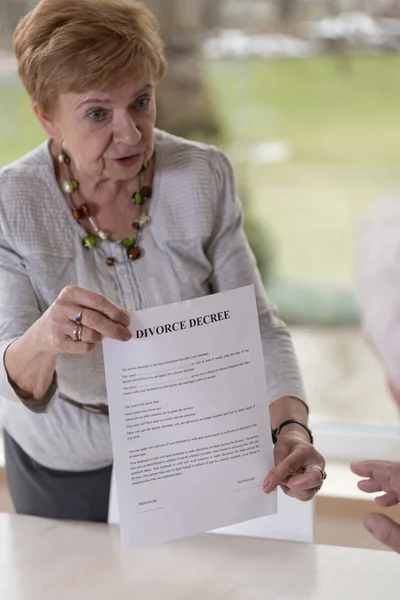 Femme donnant mari papier de divorce — Photo