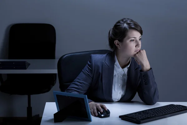 Frau arbeitet nachts im Büro — Stockfoto