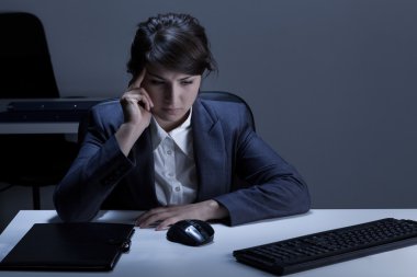 Düşünceli kadın mesai