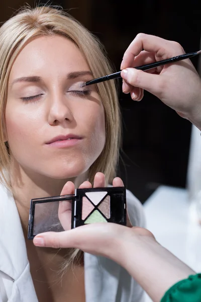 Bride is doing make-up before the wedding — Stock Photo, Image