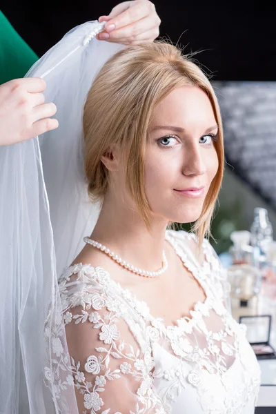 Bride prepares and dresses veil — Stock Photo, Image