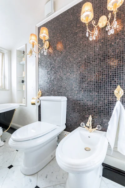 Kristallen kroonluchters in luxe toilet — Stockfoto