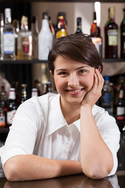 Femme barman au travail — Photo