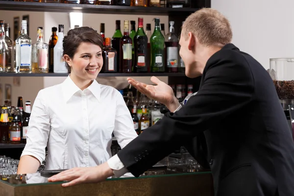 Kız bar ile konuşurken istemci — Stok fotoğraf