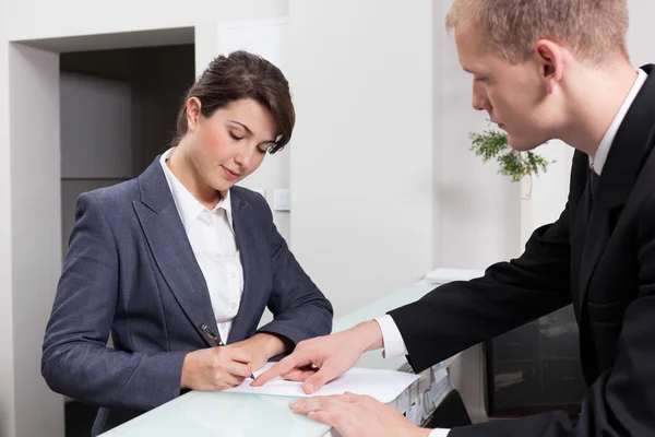 Zakenvrouw ondertekening document — Stockfoto