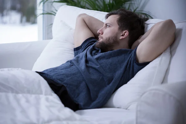 Hombre acostado en la cama — Foto de Stock