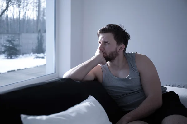 El hombre se despierta temprano. —  Fotos de Stock