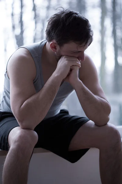 Hombre que tiene dificultades para dormir —  Fotos de Stock