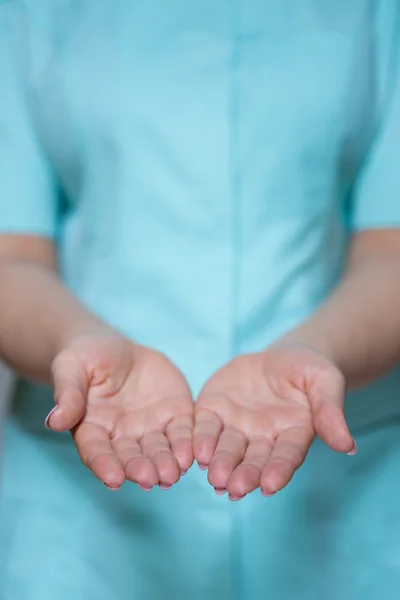Женские руки врача за работой — стоковое фото