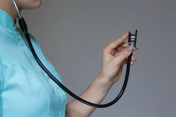 De arts handen met stethoscoop — Stockfoto